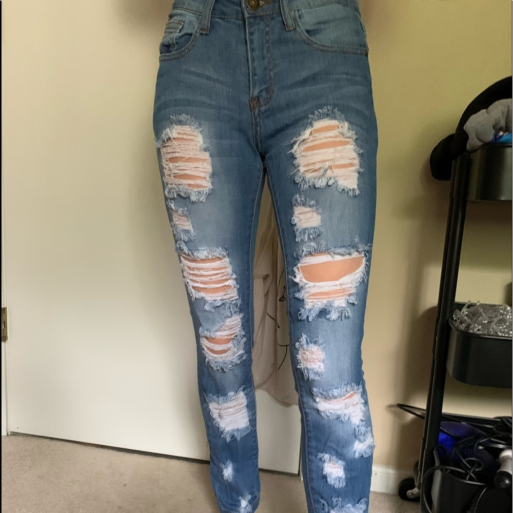 Mid waisted ripped jeans